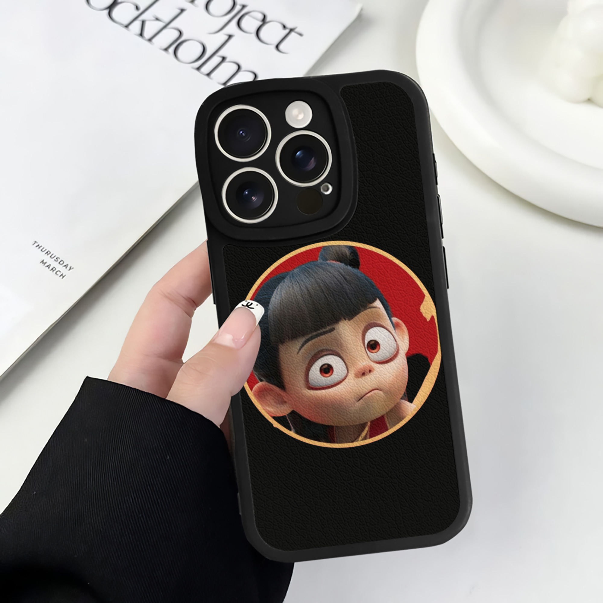 （画像用） Ne Zha 2 ナタ 魔童の大暴れ 【iPhone 16シリーズ対応】シリコンスマホケース（レザー調） 材質：シリコン